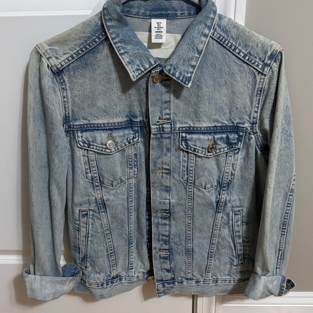Women’s Light-washed Denim Jacket